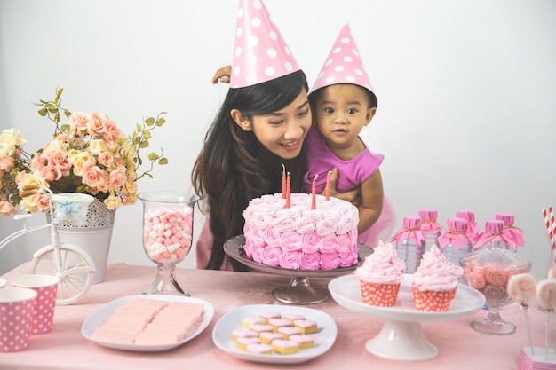 Mãe e filha comemorando aniversário