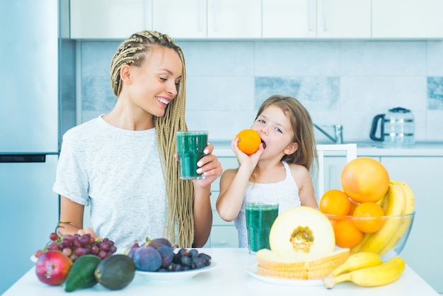 Mãe e filha comendo frutas