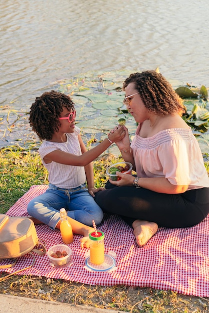 Mãe e filha comendo salada saudável