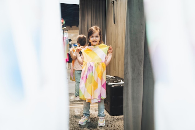 Mãe e filha compram roupas mãe e filha experimentando roupas na loja