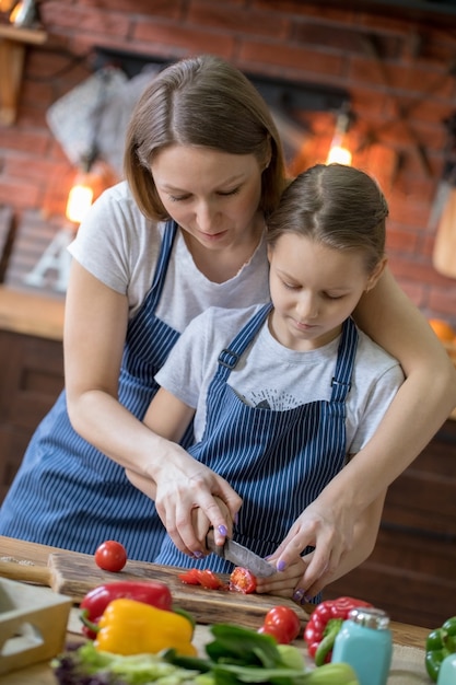 Mãe e filha cortar tomates