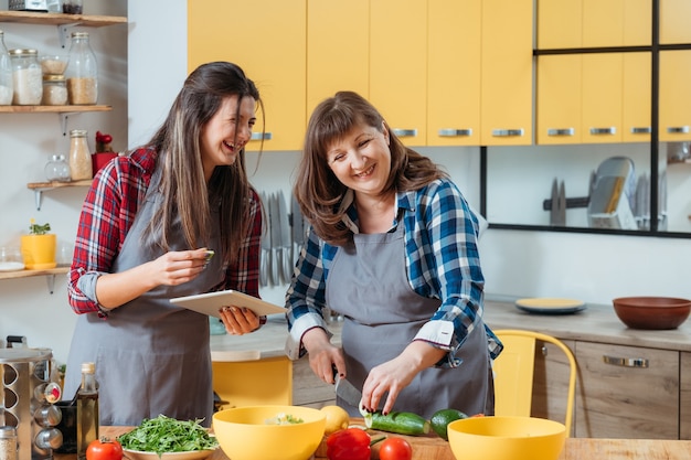 Mãe e filha cozinhando juntas na cozinha