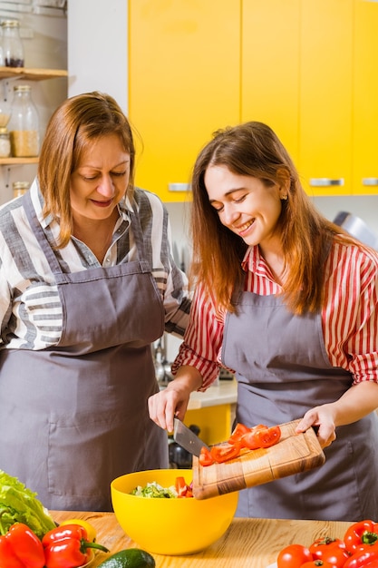 Mãe e filha cozinhando juntas na cozinha