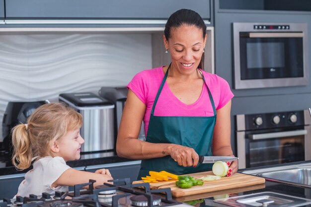 Mãe e filha cozinhando juntas