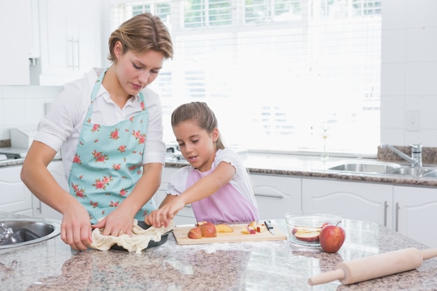 Mãe e filha cozinhando juntos