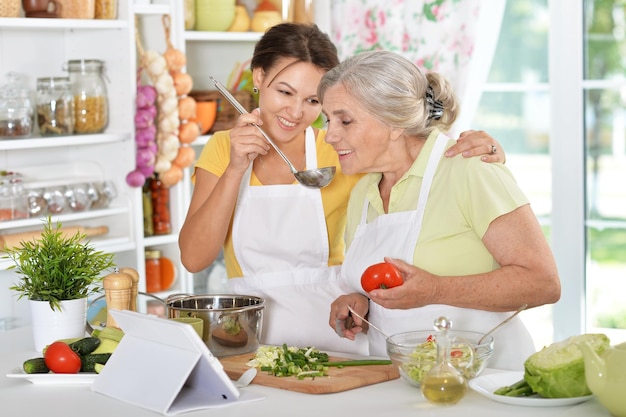 Mãe e filha cozinhar juntos