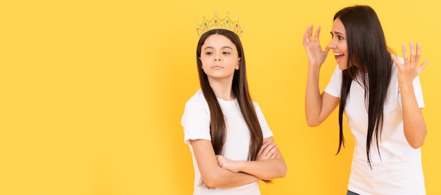 Mãe e filha criança banner cópia espaço fundo isolado mãe cria filha travessa