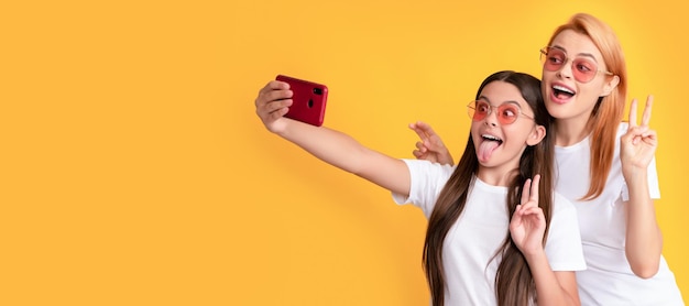 Mãe e filha criança banner cópia espaço isolado fundo mulher feliz e menina tiram selfie