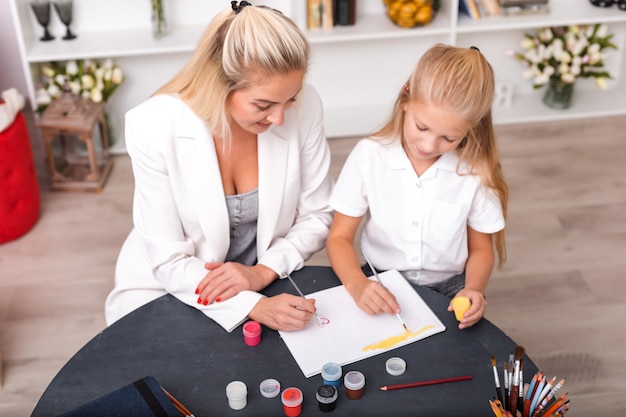 Mãe e filha criança desenho e pintura juntos