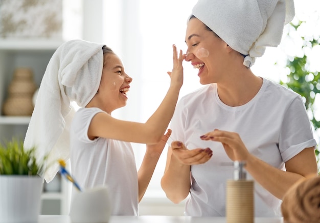 Mãe e filha cuidando da pele