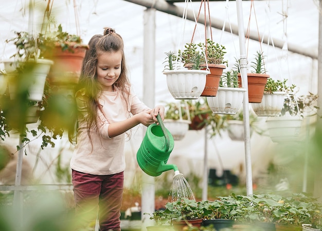 Mãe e filha cuidando das plantas