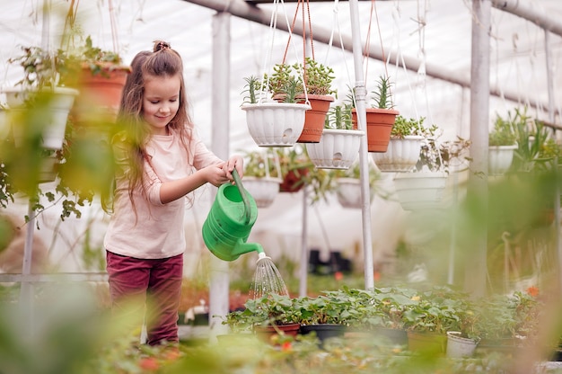 Foto mãe e filha cuidando das plantas