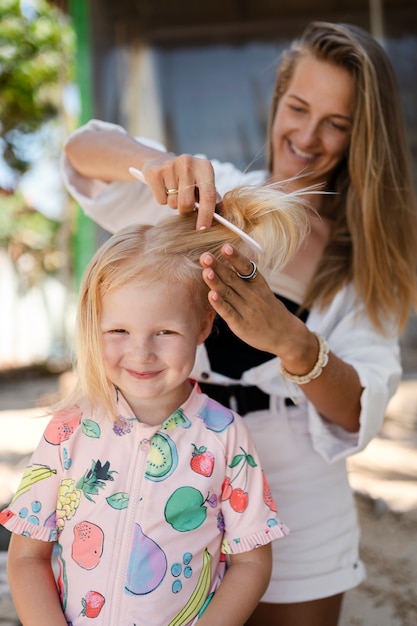 Mãe e filha curtindo suas férias ensolaradas