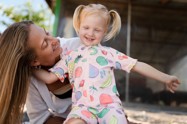 Mãe e filha curtindo suas férias ensolaradas