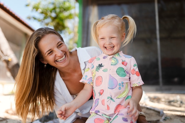 Foto mãe e filha curtindo suas férias ensolaradas