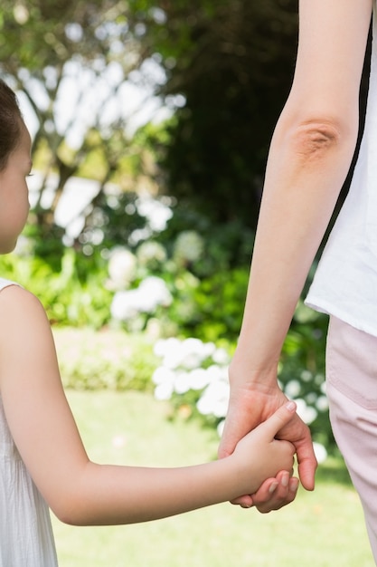 Mãe e filha de mãos dadas