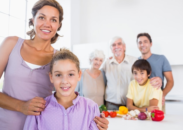 Mãe e filha de pé junto ao balcão da cozinha