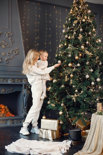 Mãe e filha decorando a árvore de natal juntos