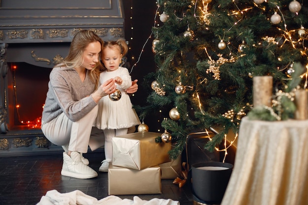 Mãe e filha decorando a árvore de Natal juntos