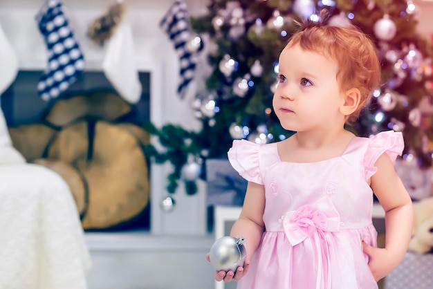 Foto mãe e filha decorando a árvore de natal