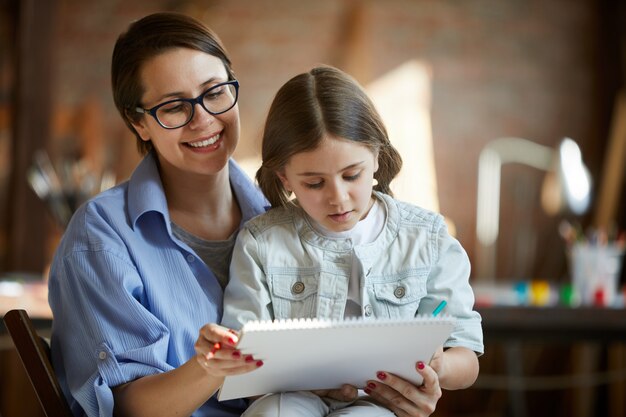 Mãe e filha desenho juntos