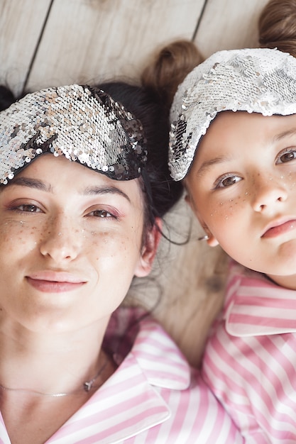 Mãe e filha dormindo