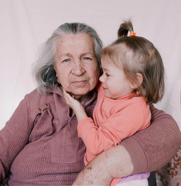 Foto mãe e filha em casa.