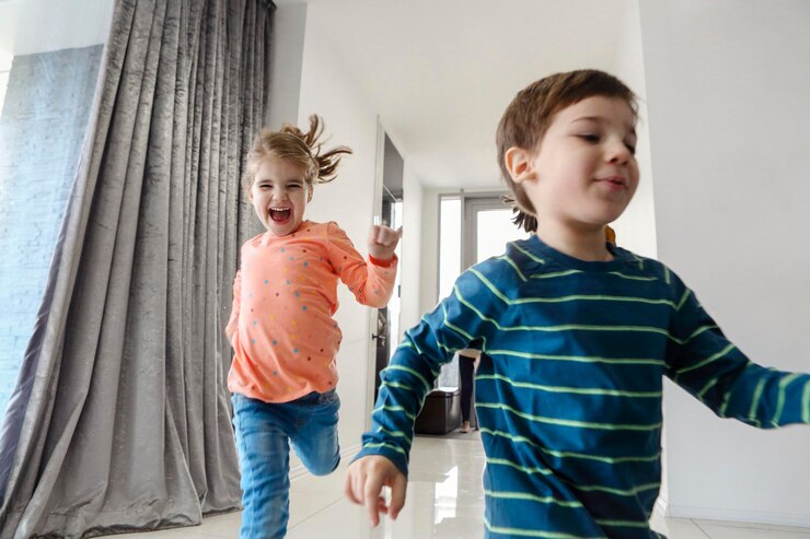 Foto mãe e filha em casa.