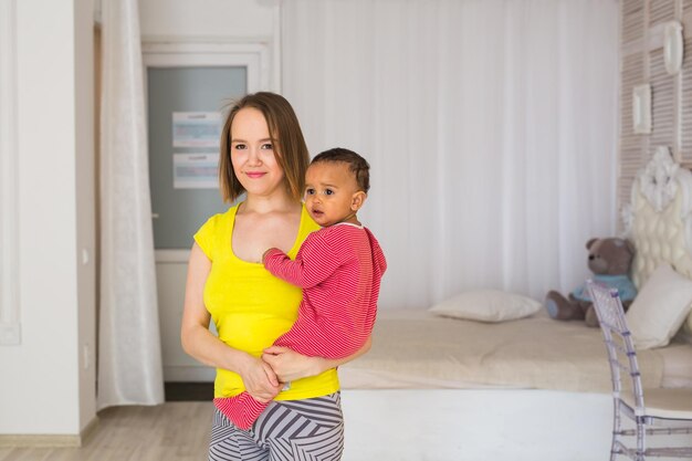 Foto mãe e filha em casa.