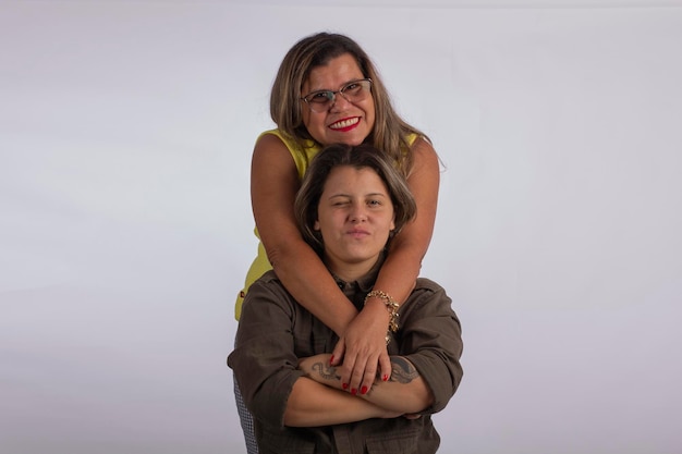 Mãe e filha em fotos de estúdio