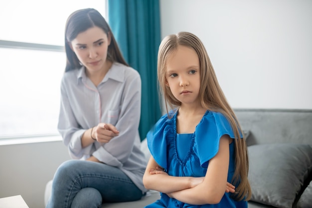 Mãe e filha enfrentando um conflito e parecendo estressadas