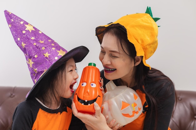 Mãe e filha engraçadas em fantasia de bruxa para o Halloween comemoram