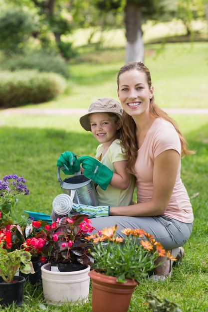 Mãe e filha envolvidas em jardinagem