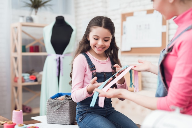 Mãe e filha escolhem fechos