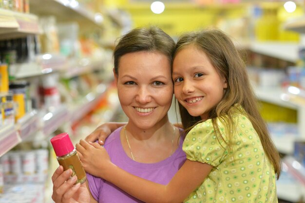 Mãe e filha escolhendo os produtos da loja