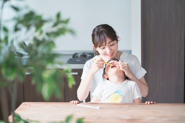 Mãe e filha escovando os dentes