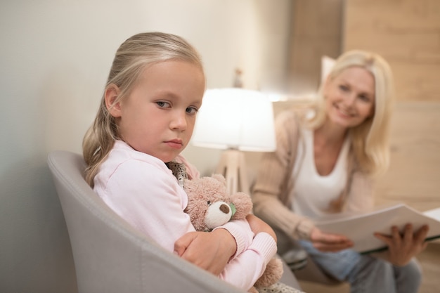 Mãe e filha esperando a consulta na clínica