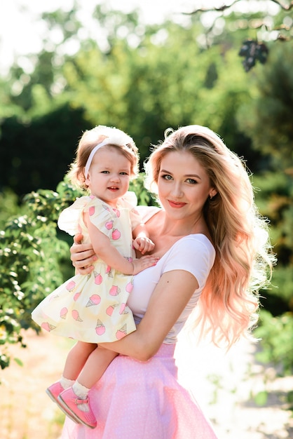 Mãe e filha estão andando no parque