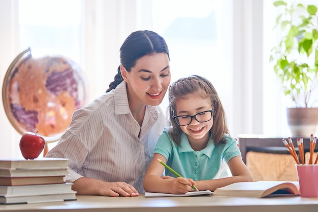 Mãe e filha estão aprendendo a escrever