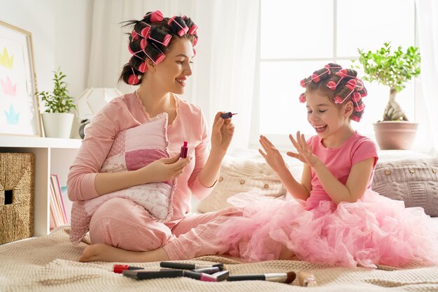 Mãe e filha estão fazendo manicure