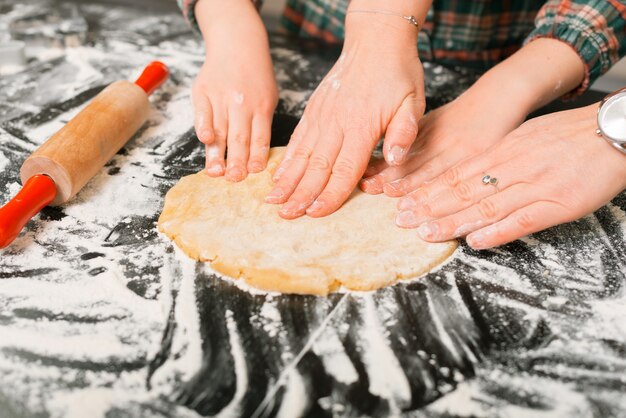 Foto mãe e filha estão passando um tempo juntas fazendo uma massa de pão de gengibre.