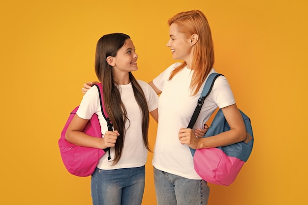 Mãe e filha família feliz se preparando para a escola Menina com a mãe aprendendo se preparando