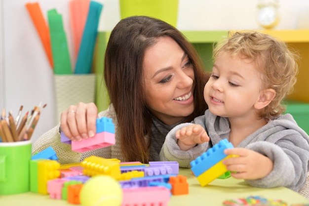 Mãe e filha fazendo aulas na mesa