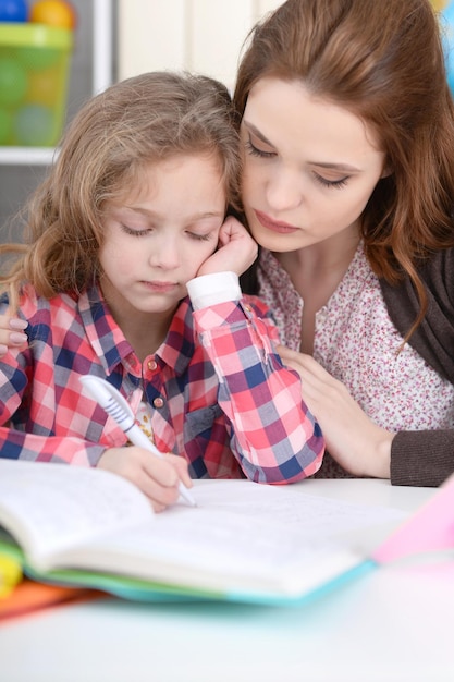 Mãe e filha fazendo aulas