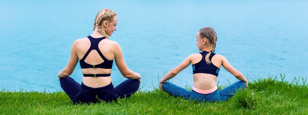 Mãe e filha fazendo exercícios de ioga