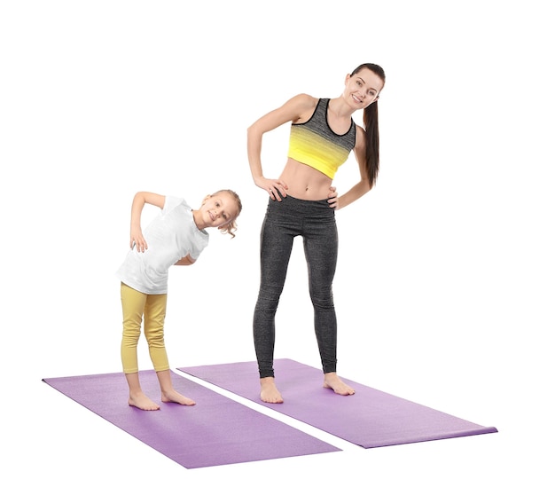 Mãe e filha fazendo exercícios no fundo branco