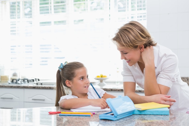 Mãe e filha fazendo lição de casa