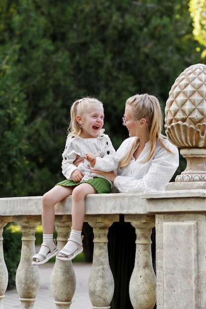 Mãe e filha felizes e pastam no verão em uma caminhada