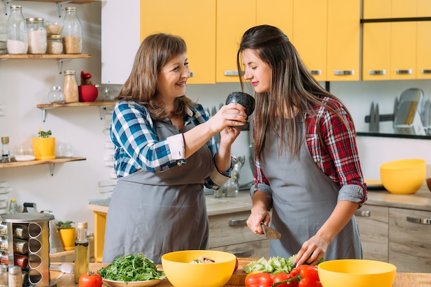 Mãe e filha felizes na cozinha