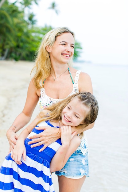 Mãe e filha felizes na praia